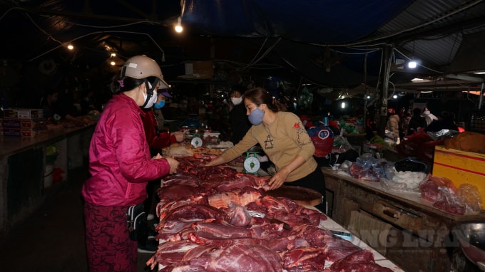 Một sạp hàng bán thịt bò tại chợ Nhân Chính trên địa bàn quận Thanh Xuân (Hà Nội).