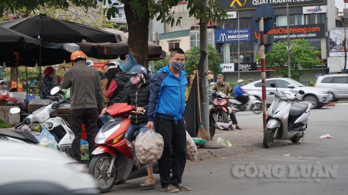 Một tiểu thương liên tục đi lấy khoai tây về bán lẻ tại chợ Ngã Tư Sở
