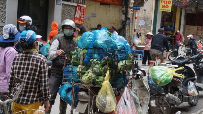 Chợ cóc tại Phường Trung Hòa cũng đông người