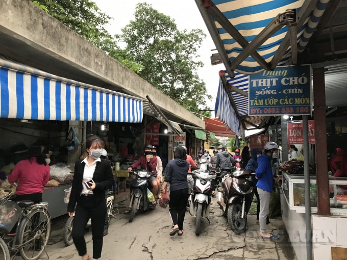 Người dân đến chợ Cầu Diễn mua đồ tại các sạp hàng đông hơn