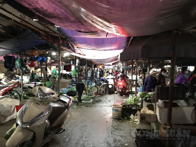 Người dân đi xe vào chợ, chen nhau mua hàng