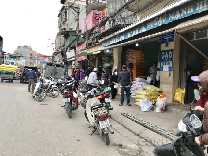 Tại thị trấn trạm trôi (Hoài Đức) người dân đổ xô đến các cửa hàng gạo