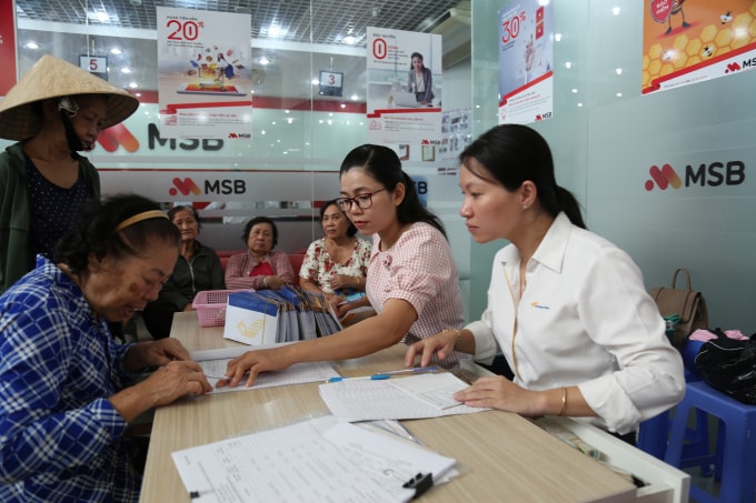 Nhân viên Bưu điện tỉnh Tiền Giang chi trả lương hưu, trợ cấp BHXH tại điểm chi trả