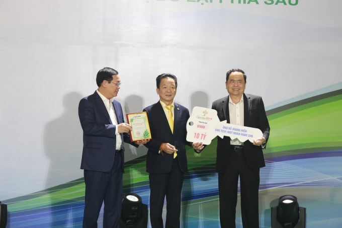Doanh nhân Đỗ Quang Hiển cùng Tập đoàn T&T Group, Ngân hàng SHB thường xuyên đồng hành cùng các chương trình xã hội, vì cộng đồng.