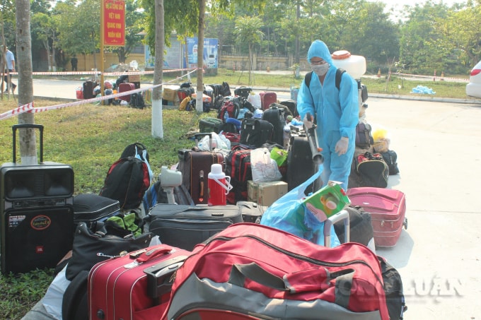 Phun thuốc khử trùng hàng hóa cá nhân.