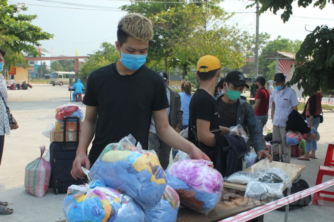 Cấp phát quân tư trang cá nhân.