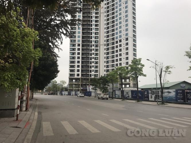 Đường Lê Thánh Tông, TP Hạ Long vắng vẻ trong ngày đầu cách ly toàn xã hội.