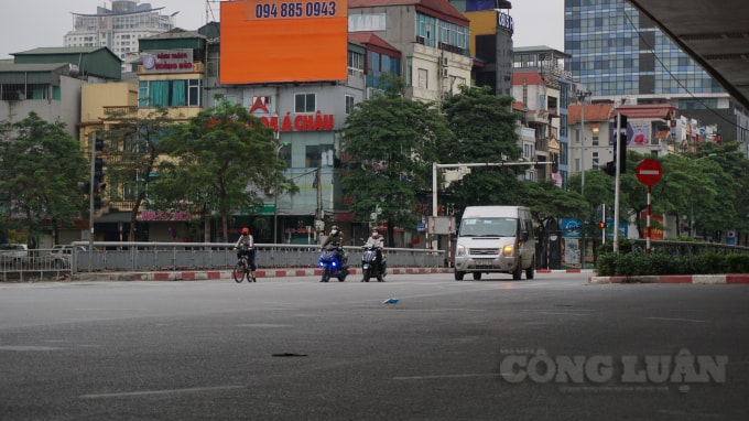 Ngã tư nút giao cầu vượt đường Trần Duy Hưng với đường Láng lưu lượng tham gia giao thông thưa thớt. Ảnh H.Long.