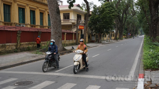 Mặc dù lưu lượng phương tiện tham gia giao thông đã giảm rất nhiều thế nhưng người dân vẫn chấp hành luật giao thông đường bộ. Ảnh người dân đứng chờ đèn tín hiệu giao thông trên phố Hoàng Diệu. Ảnh: H.Long.