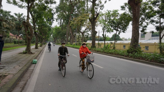 Người cao tuổi sử dụng xe đạp để tập thể dục. Ảnh H.Long.