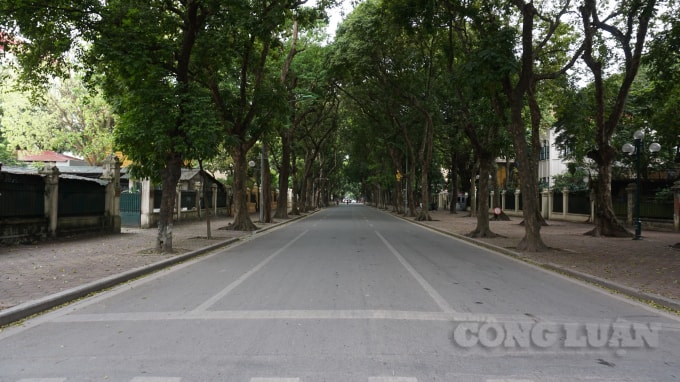 Phố Phan Đình Phùng yên bình trong ngày đầu tiên thực hiện cách ly toàn xã hội trong vòng 15 ngày kể từ 0h ngày 1/4/2020 trên phạm vi toàn quốc theo nguyên tắc gia đình cách ly với gia đình, thôn bản cách ly với thôn bản, xã cách ly với xã, huyện cách ly với huyện, tỉnh cách ly với tỉnh, phân xưởng, nhà máy sản xuất phải bảo đảm khoảng cách an toàn, đeo khẩu trang, thực hiện khử trùng, diệt khuẩn theo quy định. Ảnh H.Long.