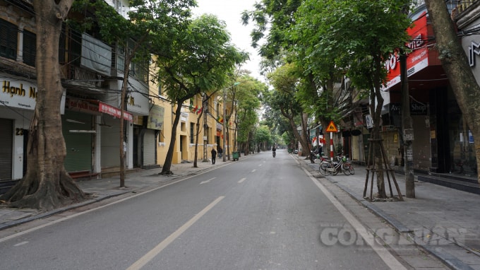 Phố Hàng Cót vắng lặng người qua lại, có lẽ những hình ảnh này chỉ xuất hiện vào những ngày như mùng 1 Tết Nguyên đán của dân tộc.