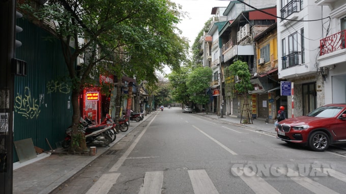 Phố Bát Đàn (Hoàn Kiếm) rộng thênh thang, thỉnh thoảng mới có một bóng người qua lại. Ảnh H.Long.