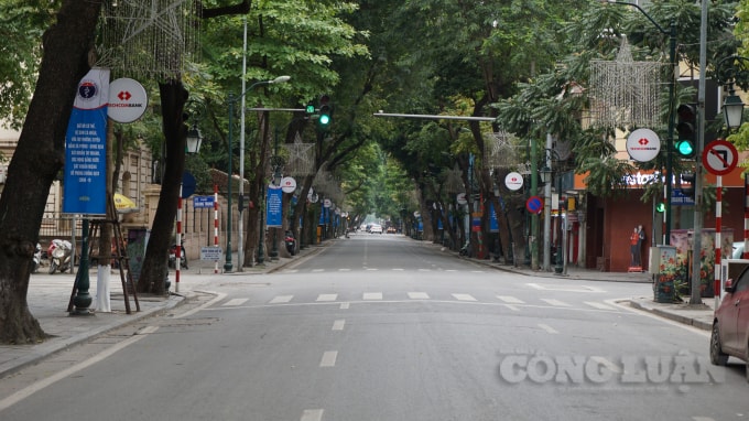 Phố Tràng Thi mặc dù đèn giao thông đang bật xanh nhưng cũng có khá ít phương tiện đi lại. Con đường dường như mới được làm rộng hơn, thênh thang hơn. Ảnh H.Long.