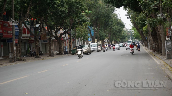 Song song với đường Tràng Thi là tuyến phố Hai Bà Trưng, lượng phương tiện có phần đông hơn nhưng cũng khá vắng so với ngày thường. Ảnh H.Long.