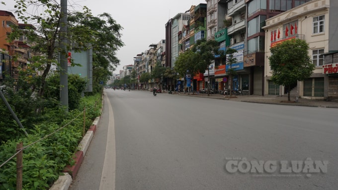 Phố Xã Đàn là tuyến phố hàng ngày có lưu lượng tham gia giao thông rất đông đúc nhưng hôm nay cũng rất vắng người qua lại. Ảnh H.Long.