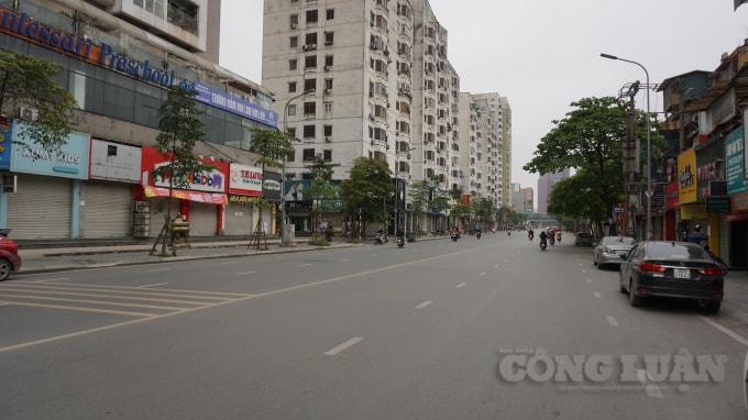 Trên phố Phạm Ngọc Thạch, tất cả các hàng quán hai bên đường đã đóng cửa, có lẽ chưa khi nào như lúc này tuyến phố lại yên bình đến vậy. Ảnh H.Long.