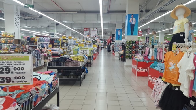 Các gian hàng bày bán quần áo, giày dép... heo hút khách mua.