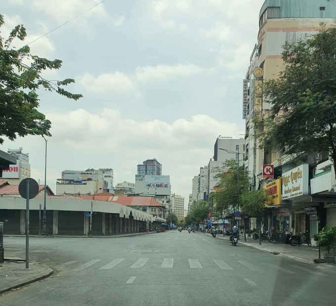 Tại cửa Bắc chợ Bến Thành (quận 1), người dân không còn tụ tập đông đúc như trước đây.