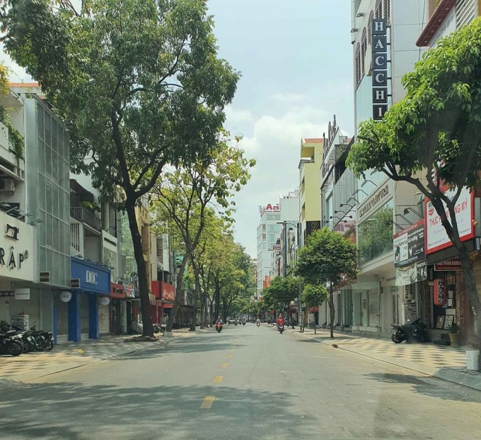 Hai bên tuyến đường Nguyễn Trãi (quận 1), nhiều hàng quán đã đóng kín cửa và xe cộ cũng không còn lưu thông nhiều.