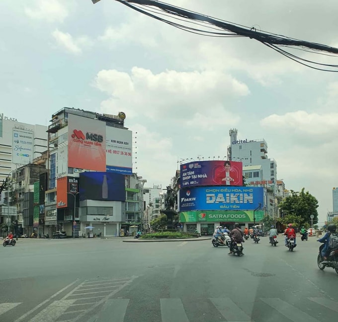 Khu vực Ngã 6 Phù Đổng không còn xe cộ tấp nập như khi TPHCM chưa có ca mắc bệnh Covid-19.