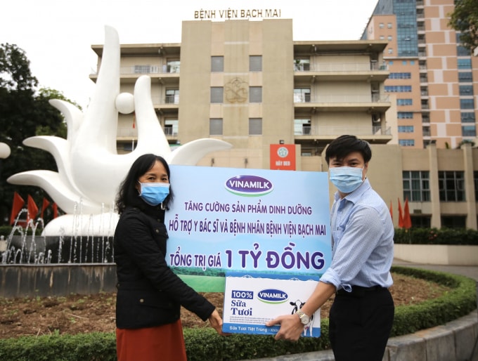 Bà Nguyễn Thị Minh Tâm – Giám đốc Chi nhánh Vinamilk tại Hà Nội trao tặng sản phẩm dinh dưỡng giá trị 1 tỷ đồng cho đại diện Bệnh viện Bạch Mai.