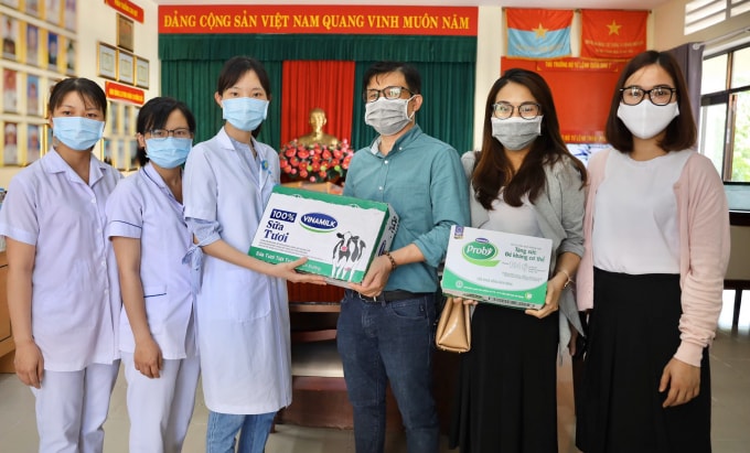 Trước đó, Vinamilk cũng trao tặng các sản phẩm dinh dưỡng cho cán bộ y tế tuyến đầu tại các bệnh viện, khu cách ly, bệnh viện dã chiến tại TP.HCM.