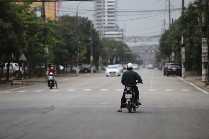 Đường phố vắng vẻ so với ngày thường..