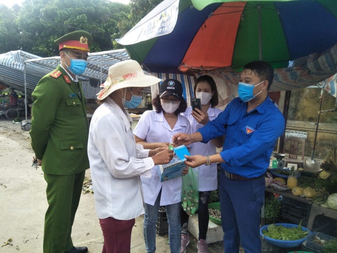 Đoàn thanh niên xã phối hợp Công an xã và Trạm y tế xã Liên Hòa - tuyên truyền, cấp thuốc sát khuẩn và khẩu trang miễn phí cho người dân địa phương