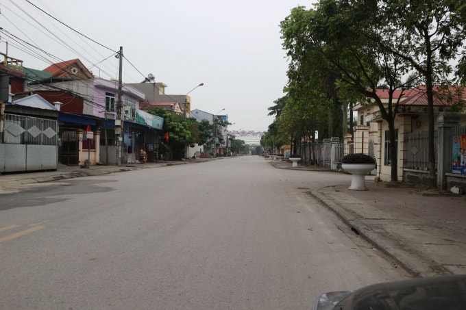 Con đường trung tâm huyện Kim Thành, Hải Dương không có người qua lại vào đầu giờ buổi sáng ngày 01/4/2020