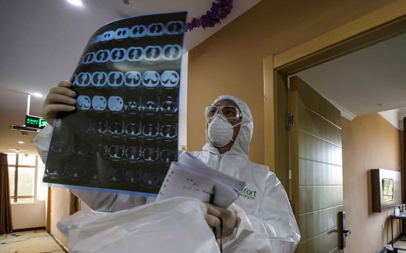 Bác sĩ xem ảnh chụp CT chẩn đoán lâm sàng. Ảnh: AFP