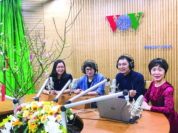 Nhà báo Đồng Mạnh Hùng và ekip làm chương trình.