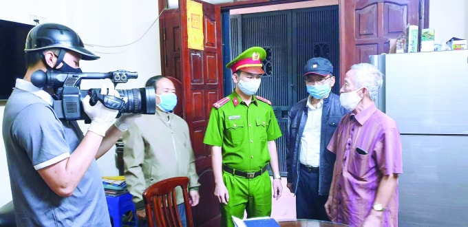 Phóng viên Duy Khánh đang tác nghiệp tại một hộ dân ở phường Ngọc Hà, quận Ba Đình.
