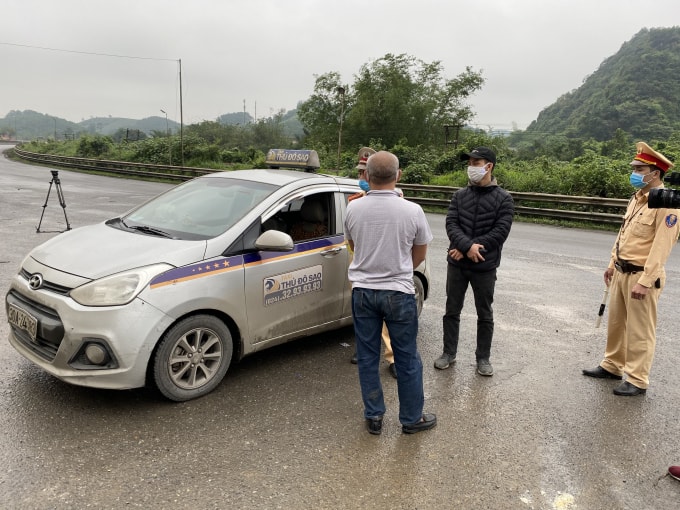 Kiểm tra một phương tiện vận tảit, CSGT buộc xe chở khách phải quay đầu