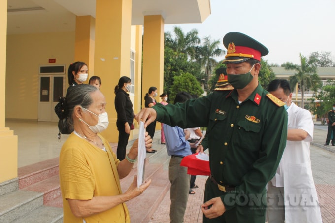 Thượng tá Nguyễn Đình Khoa, Trưởng Ban chỉ đạo phòng, chống dịch Covid -19 Bộ chỉ huy quân sự tỉnh trao giấy chứng nhận cho các công dân.