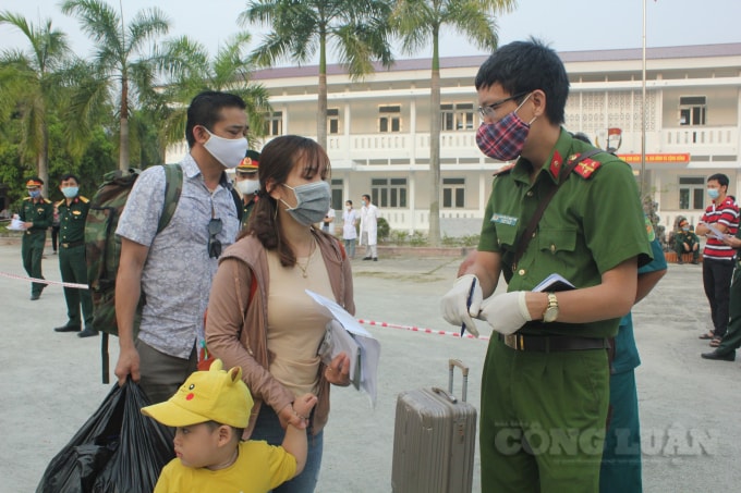 Đăng ký công dân về sinh hoạt tại các địa phương.