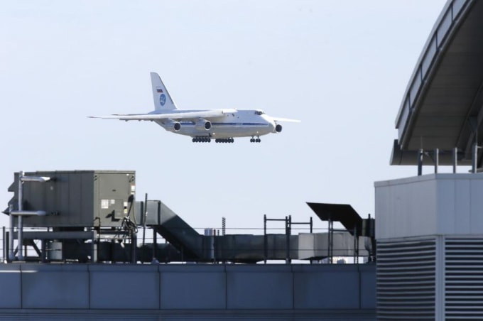 Chiếc máy bay chở trang thiết bị của Nga hạ cánh xuống sân bay JFK, Mỹ. Ảnh: Reuters