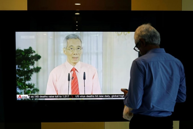 Thủ tướng Singapore Lý Hiển Long phát biểu trên sóng truyền hình. Ảnh: Reuters