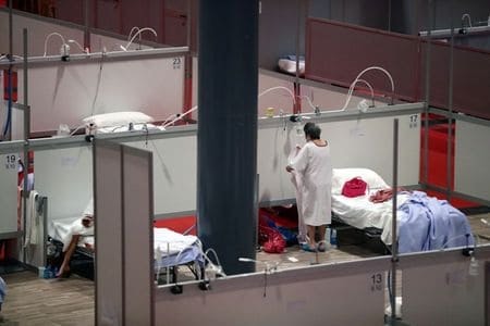 Một bệnh viện dã chiến tại trung tâm IFEMA ở Madrid, Tây Ban Nha. Ảnh: Reuters