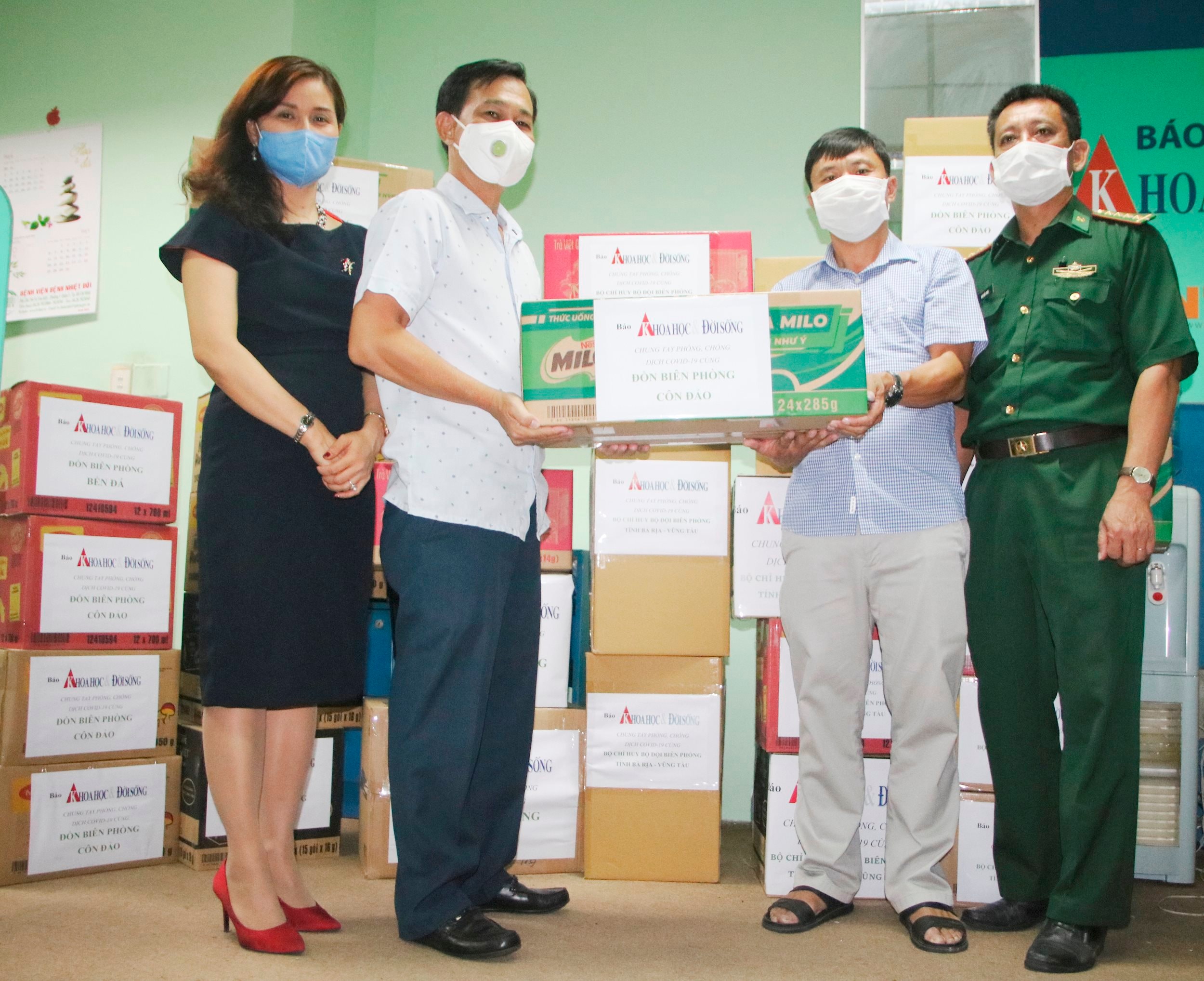 Đại diện Báo KH&ĐS - Nhà báo Bùi Hương, Phóng viên Hữu Thông trao tặng vật tư y tế cho Đồn Biên phòng Côn Đảo. Ảnh: PV