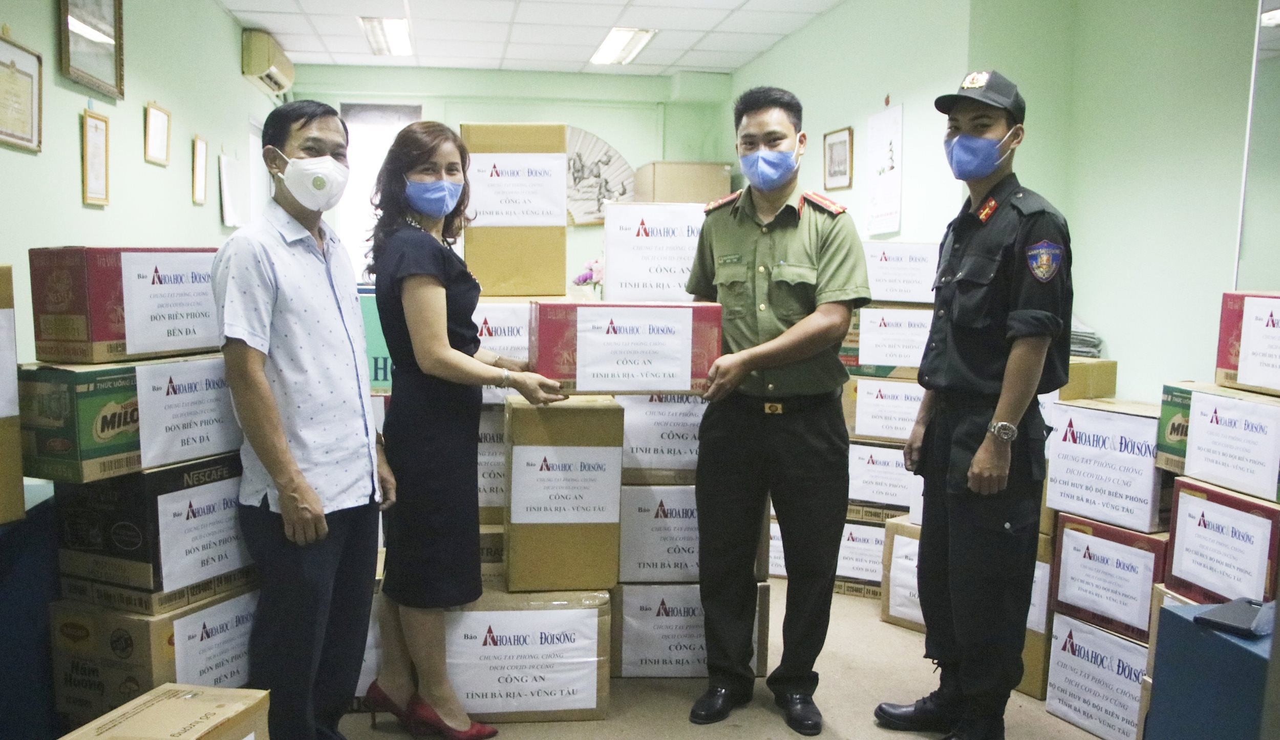 Đại diện Báo KH&ĐS - Nhà báo Bùi Hương trao tặng trang thiết bị vật tư y tế cho Công an tỉnh Bà Rịa - Vũng Tàu. Ảnh: PV
