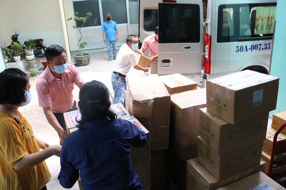 Các trang thiết bị y tế được chuyển đến trao tận tay cho đại diện Sở Y tế TP.HCM trong sáng 3/4. Ảnh: PV