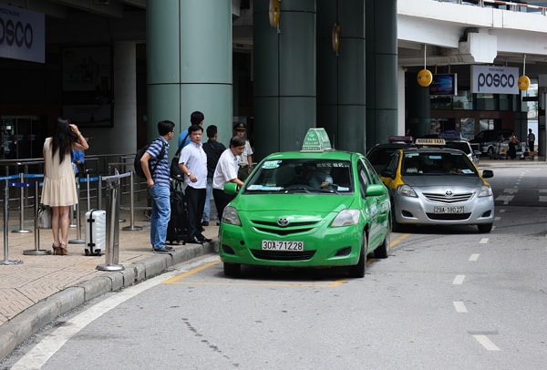 Bố trí Taxi giải tỏa hành khách tại Cảng hàng không quốc tế Nội Bài và Ga Hà Nội trong điều kiện phòng chống dịch bệnh Covid-19 (Ảnh minh họa)
