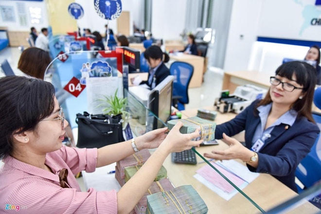 Các ngân hàng đồng loạt giảm lãi suất. Ảnh: TL