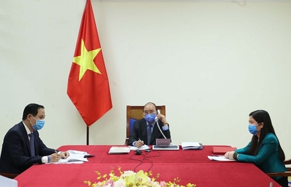 Thủ tướng Nguyễn Xuân Phúc điện đàm với Tổng thống Hàn Quốc Moon Jae-in. Ảnh: VGP