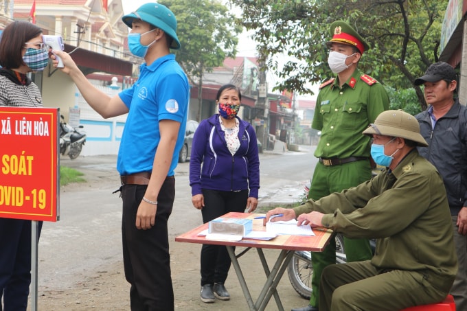 Chốt kiểm soát và phát khẩu trang bổ sung- đường vào xã Liên Hòa, Kim Thành, Hải Dương