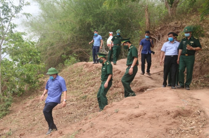 Ông Hà Sỹ Đồng, Phó Chủ tịch Thường trực UBND tỉnh Quảng Trị (đi đầu), cùng với Bộ chỉ huy quân sự tỉnh kiểm tra biên giới Việt - Lào.