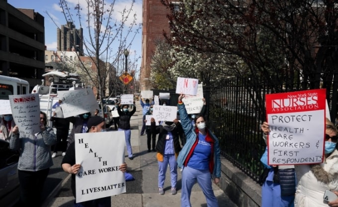 Nhân viên y tế New York tập trung biểu tình bên ngoài Trung tâm Y tế Montefiore. Ảnh: AFP.