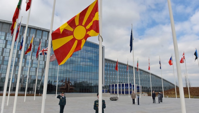 Bắc Macedonia đã phất quốc kì nước mình tại trụ sở NATO ở Bỉ vào đầu tuần này. Ảnh: NATO