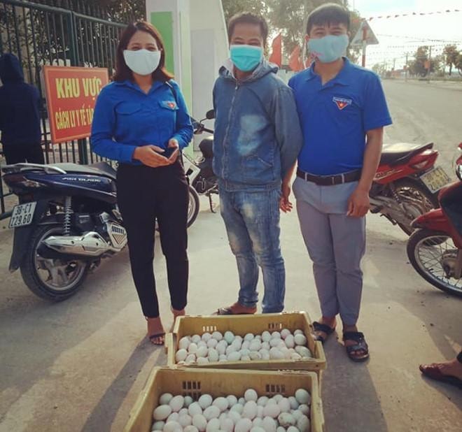 Anh Từ Hữu Thuận chở 1.000 quả trứng vịt đến hỗ trợ khu cách ly. Ảnh T.N